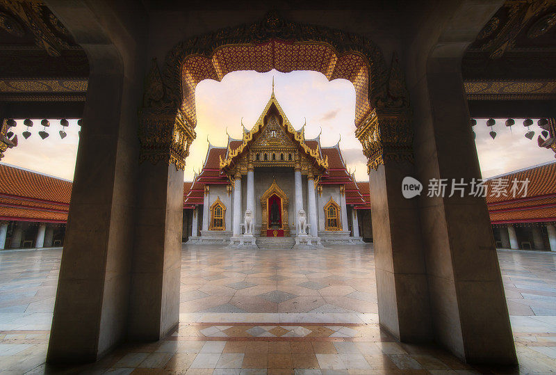 美丽的日落Wat Benchamabophit或大理石寺庙在曼谷，泰国